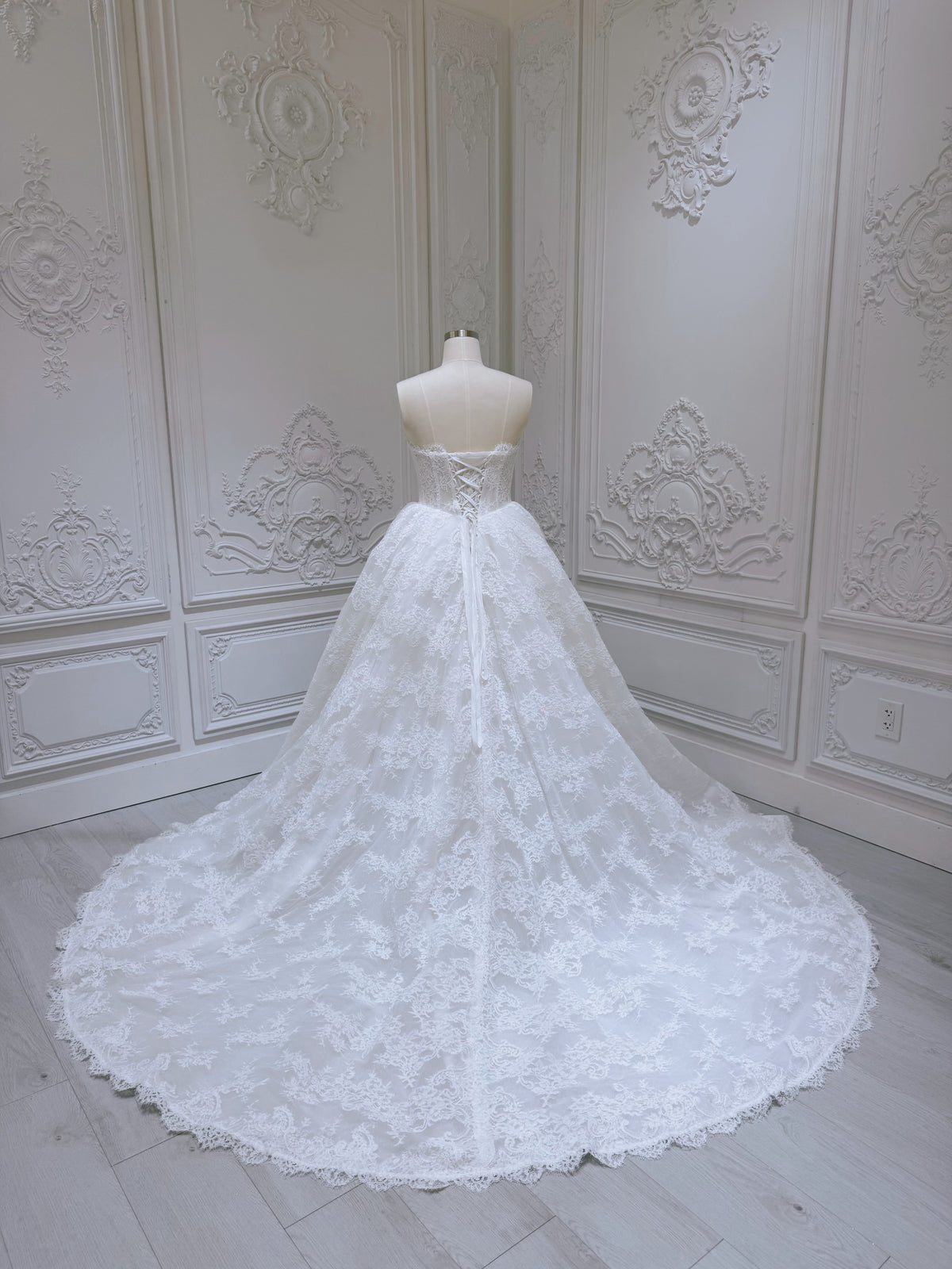 TBC-ZA035 Stock of white lace embroidered strapless vintage wedding dress - Ting's Bridal Collection