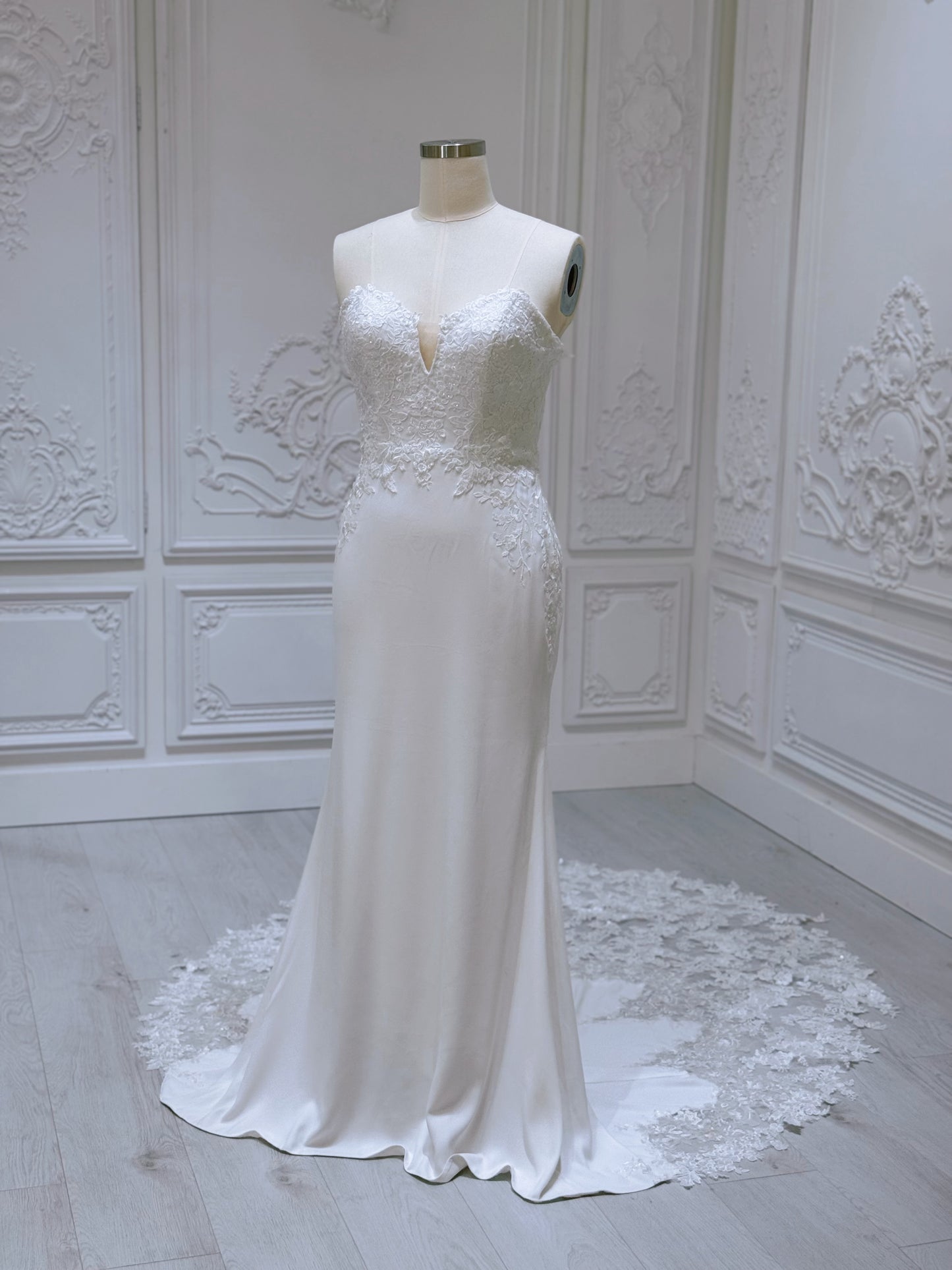Stock clearance! White Strapless with V-neck crepe fabric with lace embroidered mermaid wedding dress - Ting's Bridal Collection
