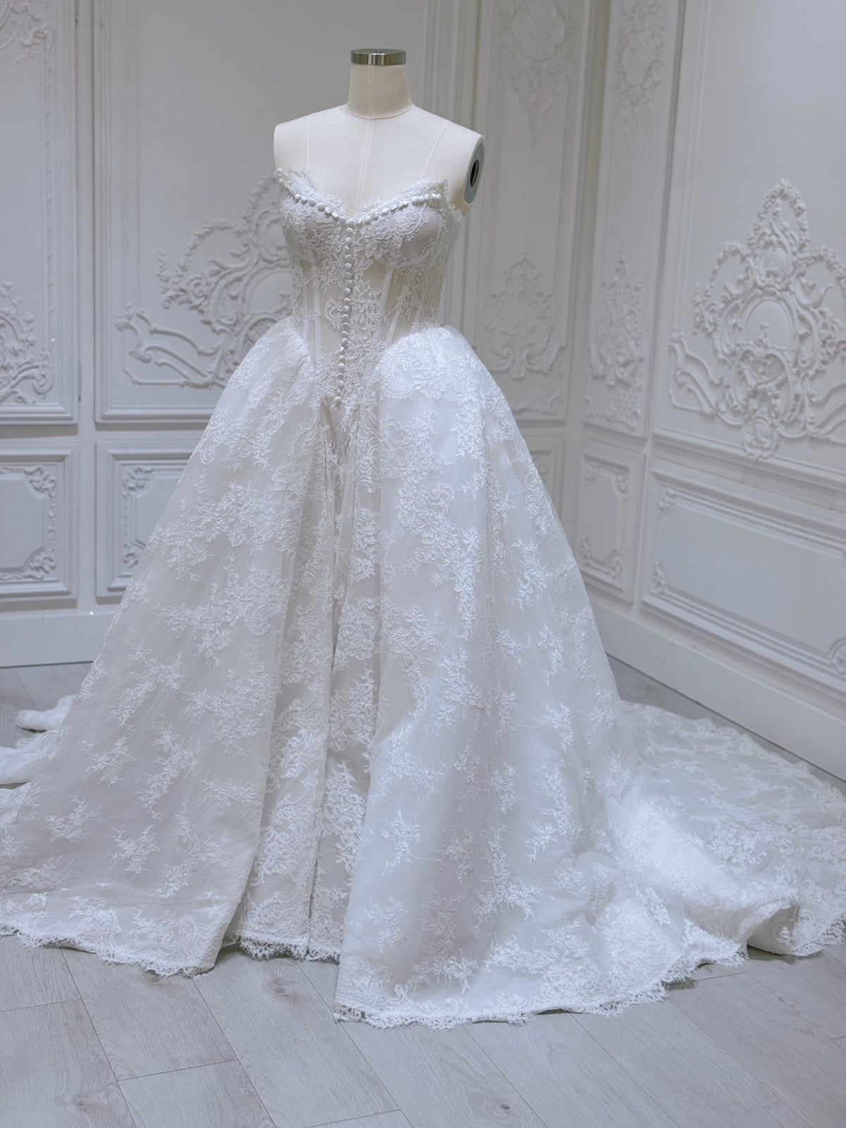 TBC-ZA035 Stock of white lace embroidered strapless vintage wedding dress - Ting's Bridal Collection