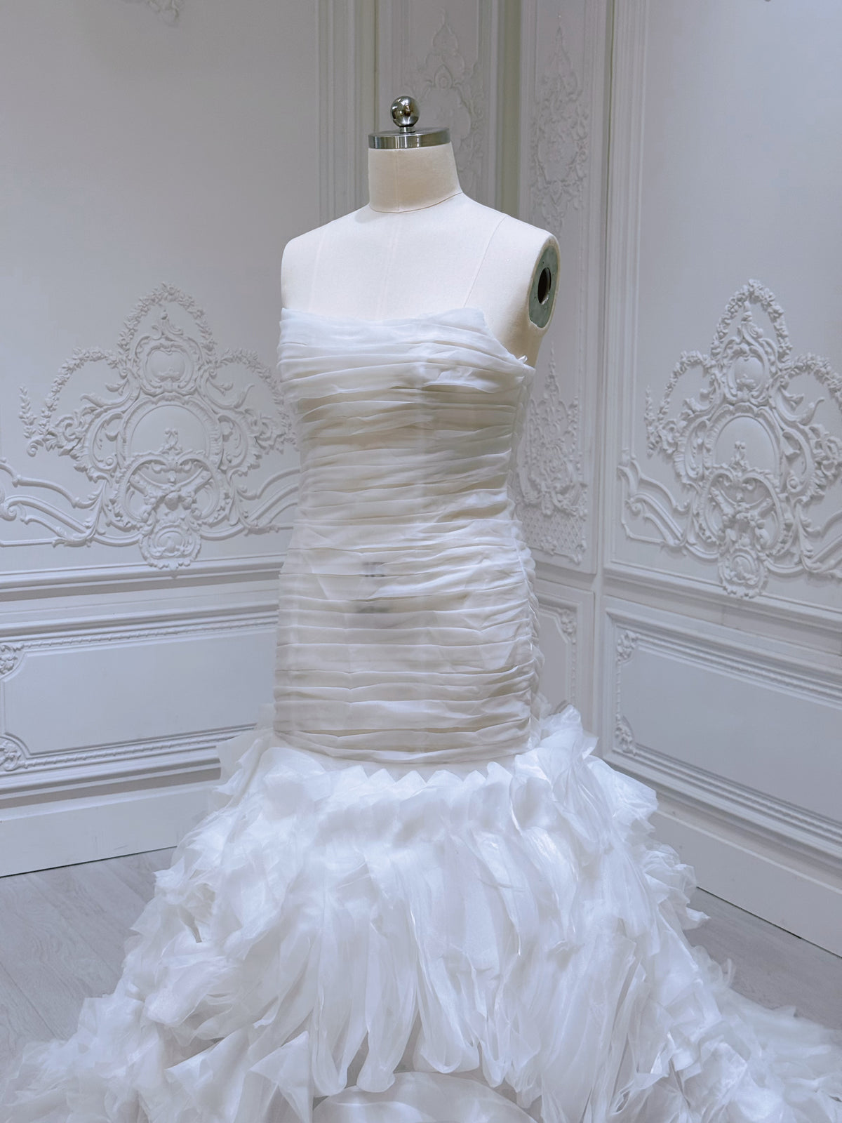TBC-UM062 Stock of pleated tulle mermaid wedding dress with ruffed skirt