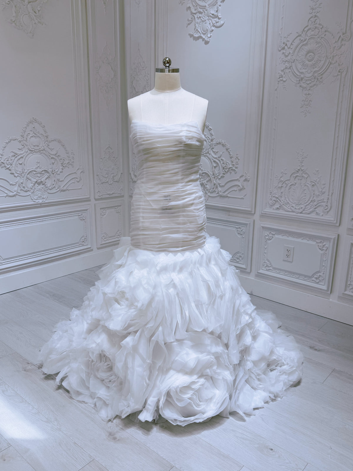 TBC-UM062 Stock of pleated tulle mermaid wedding dress with ruffed skirt