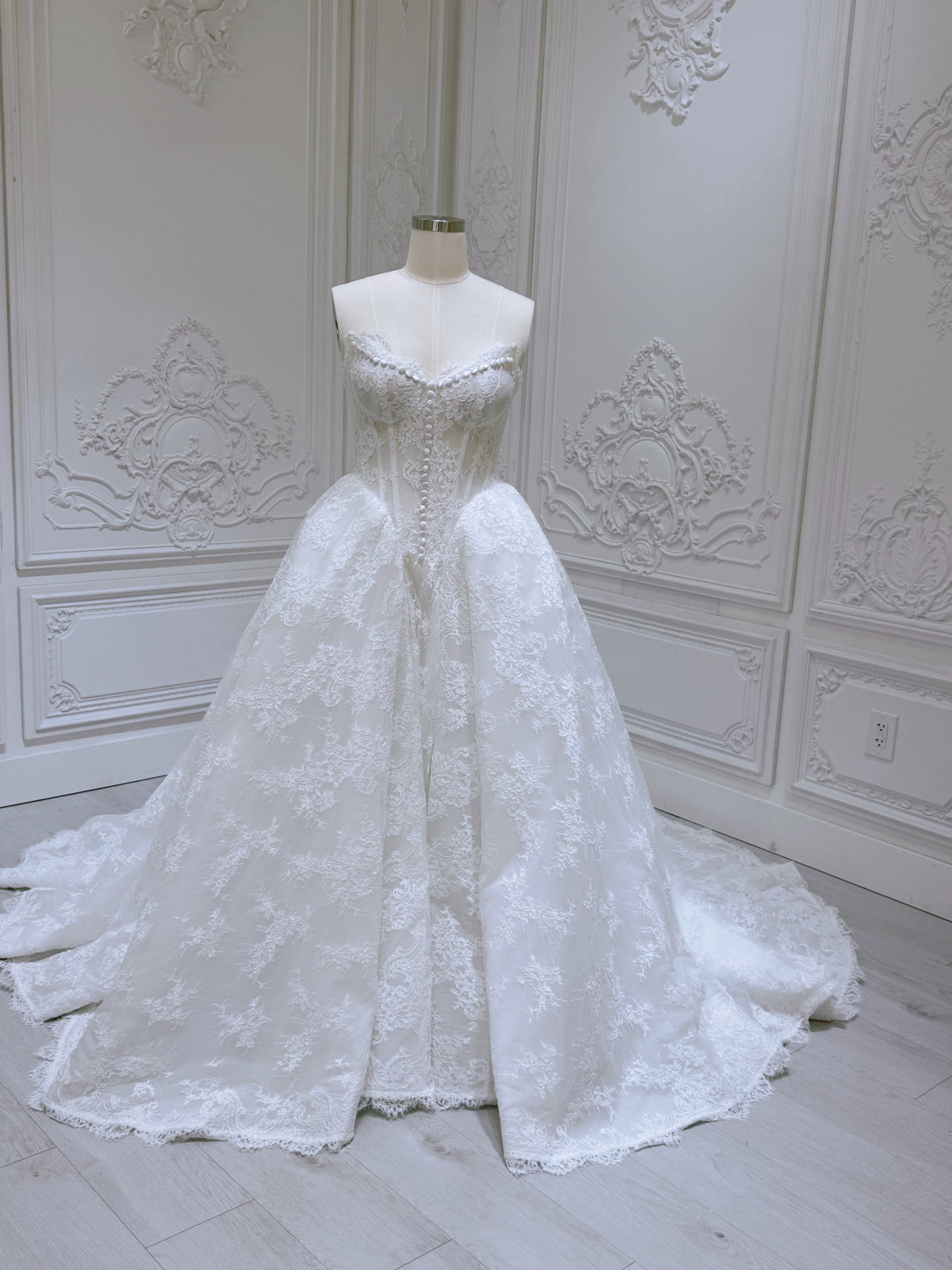 TBC-ZA035 Stock of white lace embroidered strapless vintage wedding dress - Ting's Bridal Collection