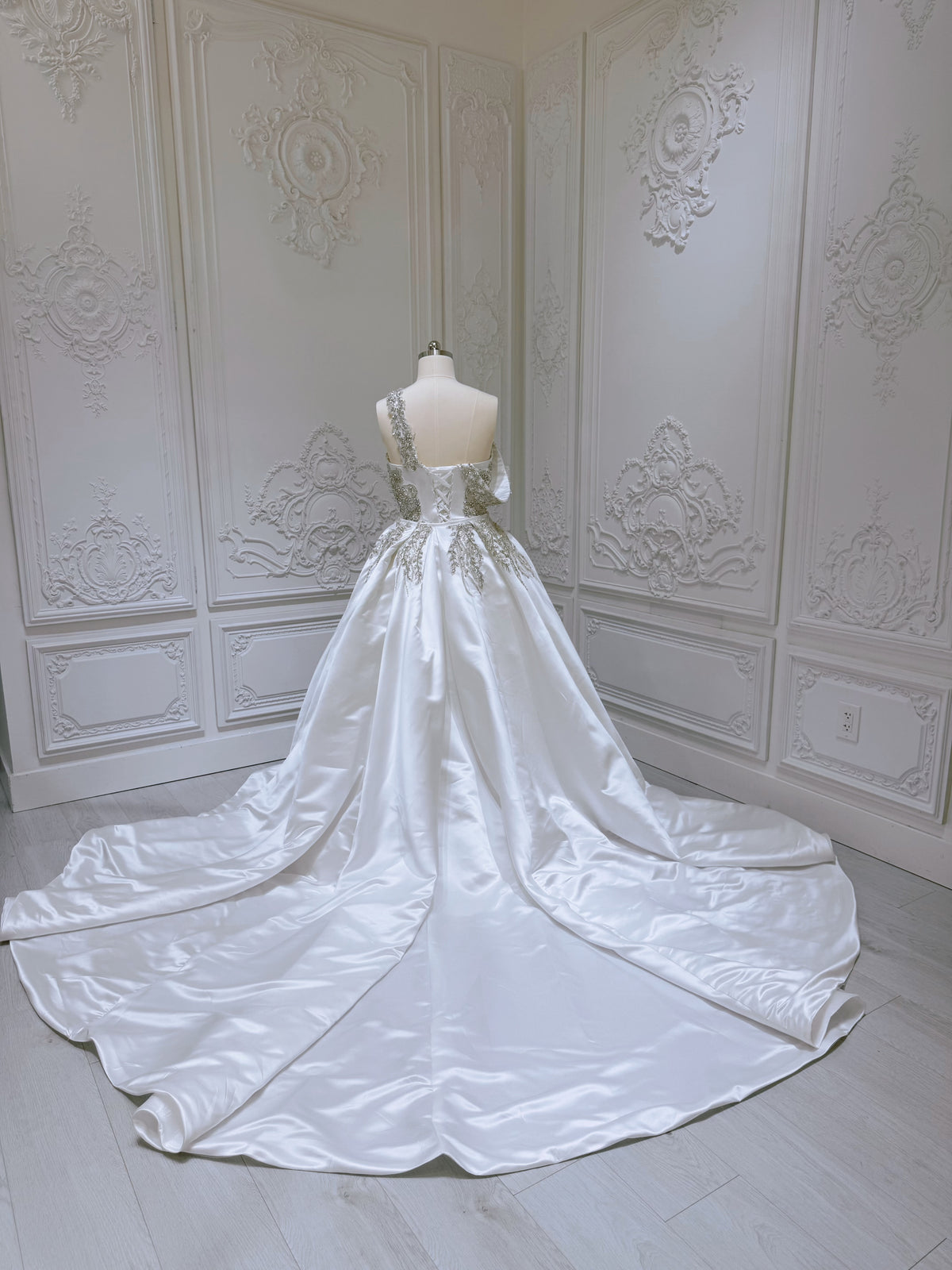 TBC-Y2041 Stock of rhinestone beaded white satin 2 in 1 royal wedding dress