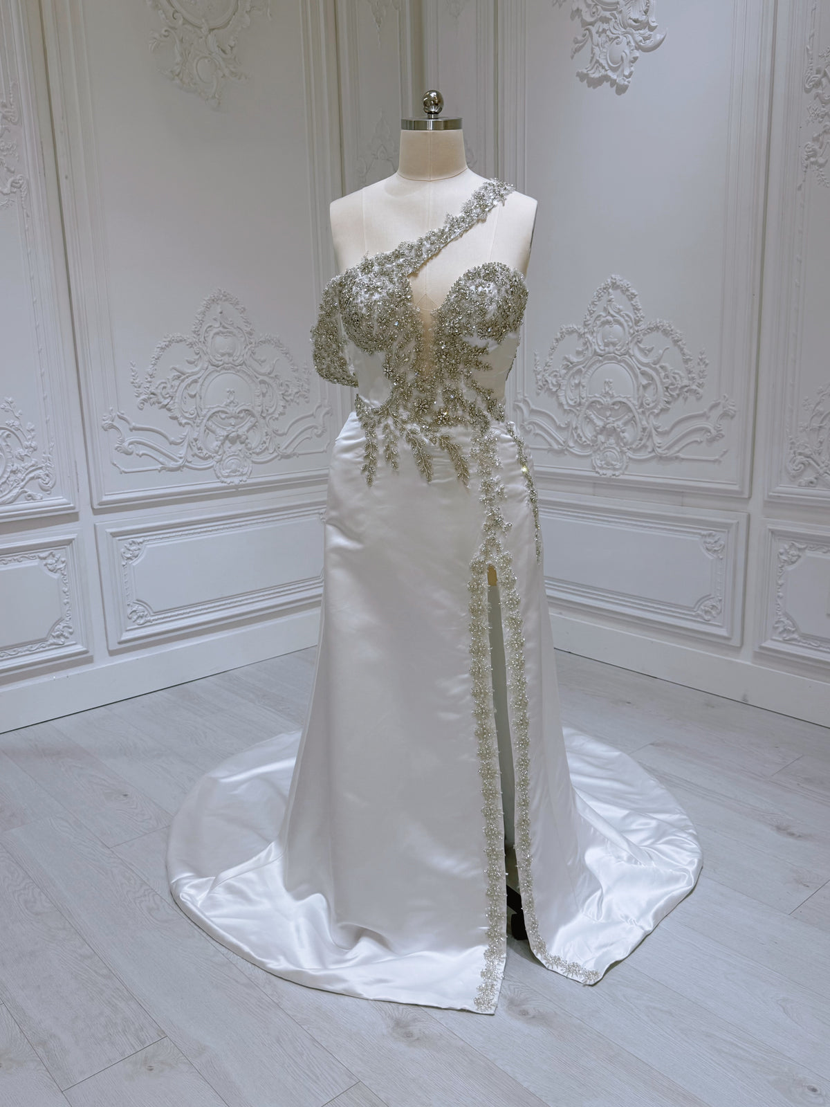 TBC-Y2041 Stock of rhinestone beaded white satin 2 in 1 royal wedding dress