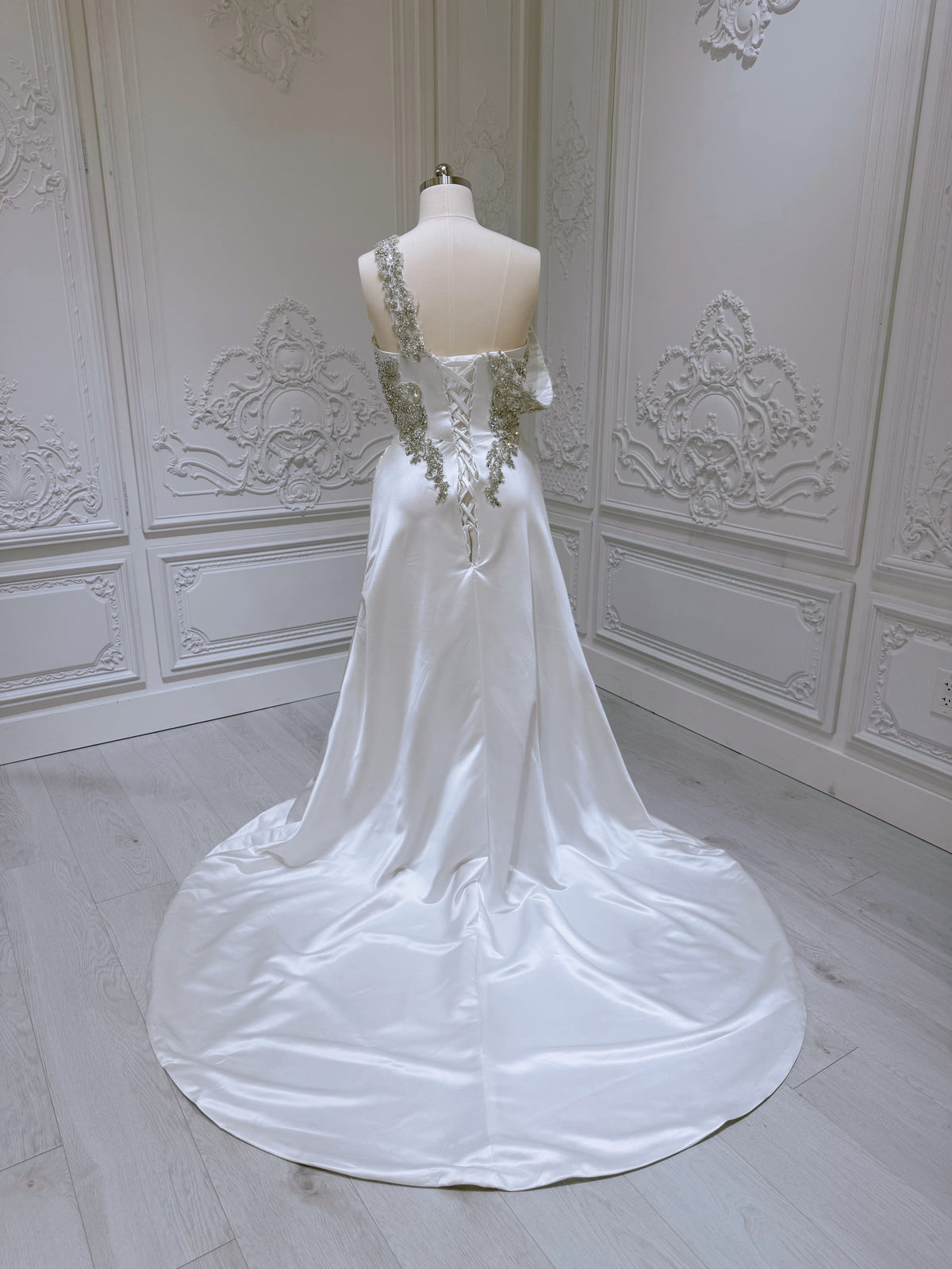 TBC-Y2041 Stock of rhinestone beaded white satin 2 in 1 royal wedding dress