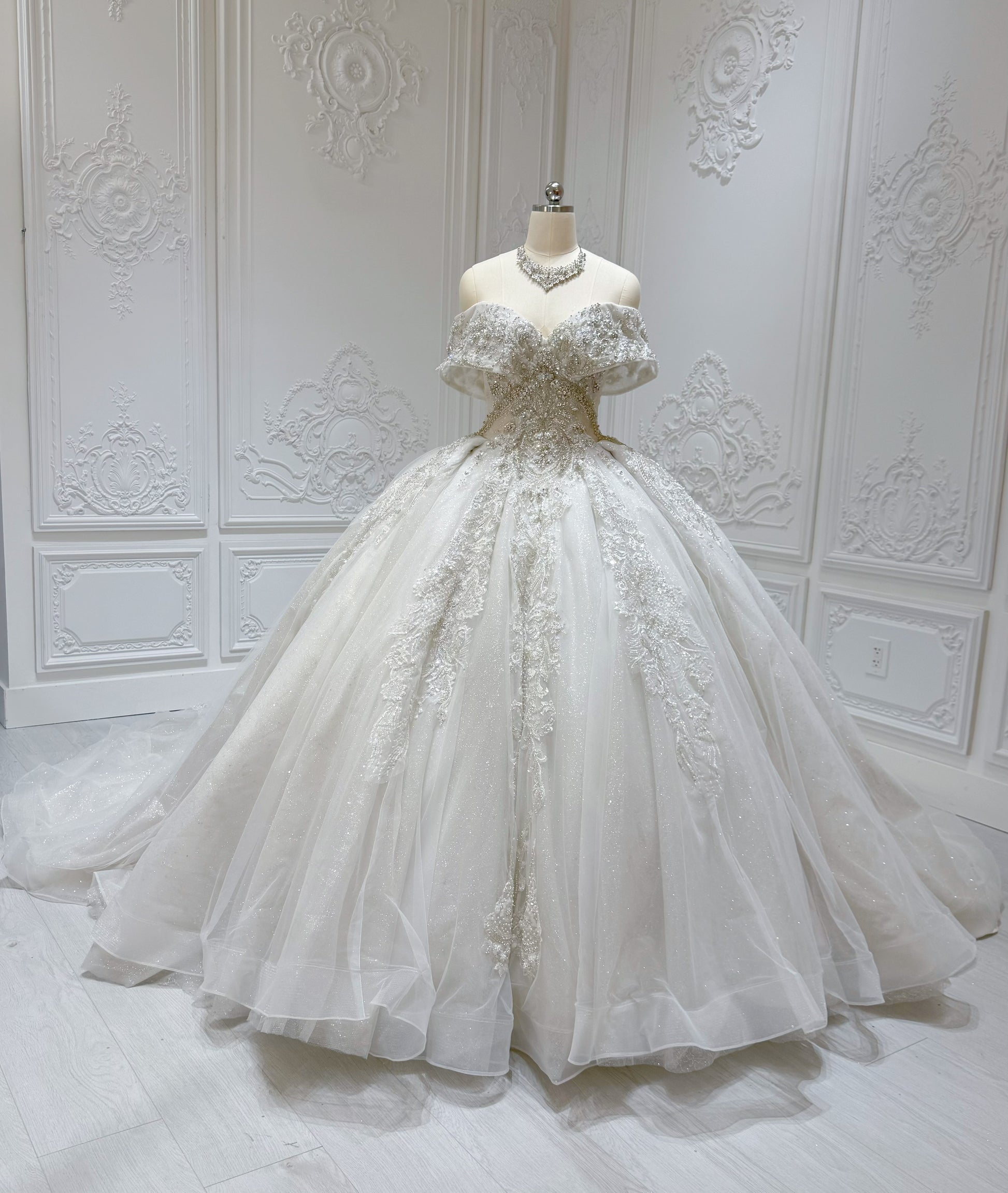 Stock Clearance! Size 6! Luxury crystal beading sparkling off the shou Ting's Bridal Collection Stock Clearance! Size 6! Luxury crystal beading sparkling off the shou Ting's Bridal Collection