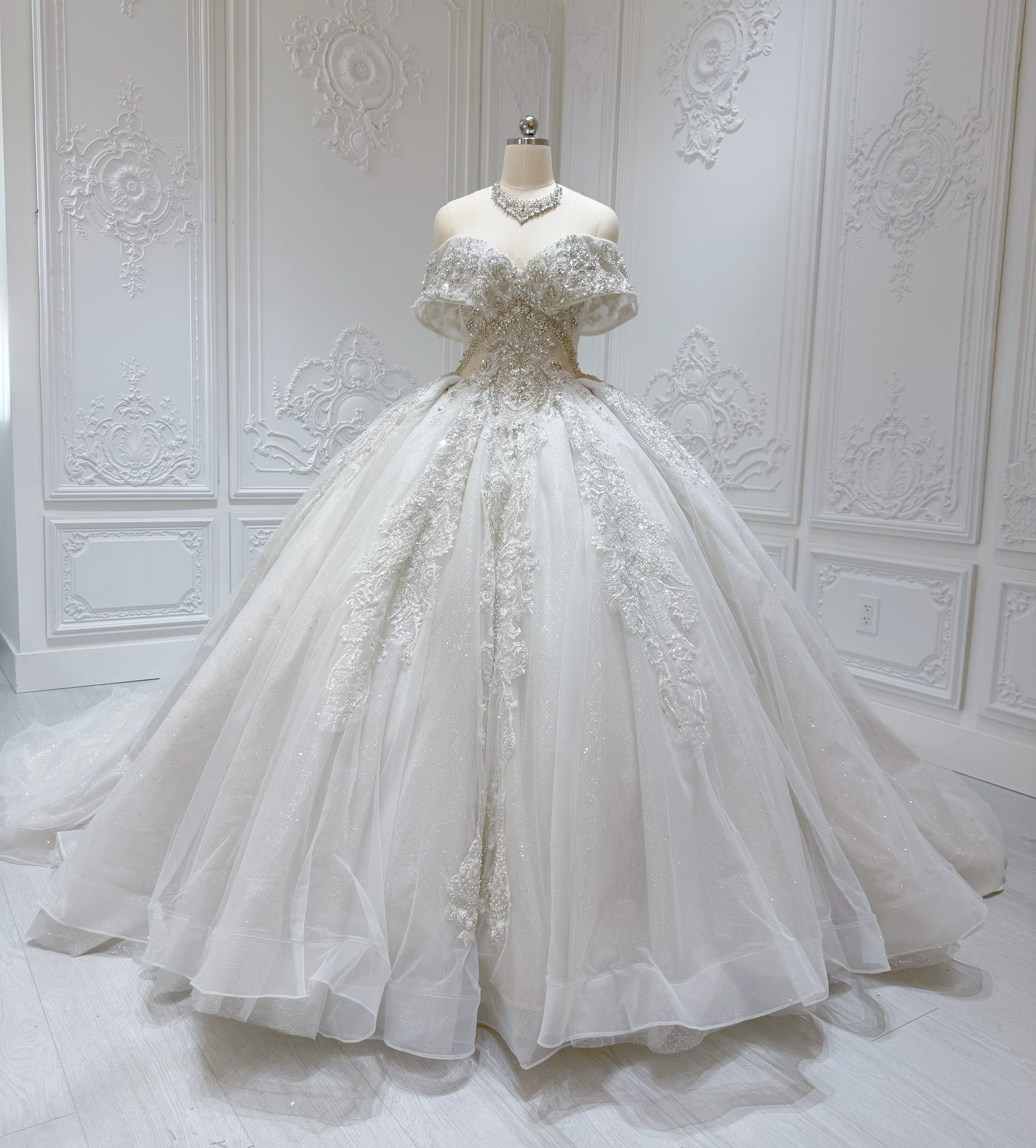Stock Clearance! Size 6! Luxury crystal beading sparkling off the shou Ting's Bridal Collection Stock Clearance! Size 6! Luxury crystal beading sparkling off the shou Ting's Bridal Collection